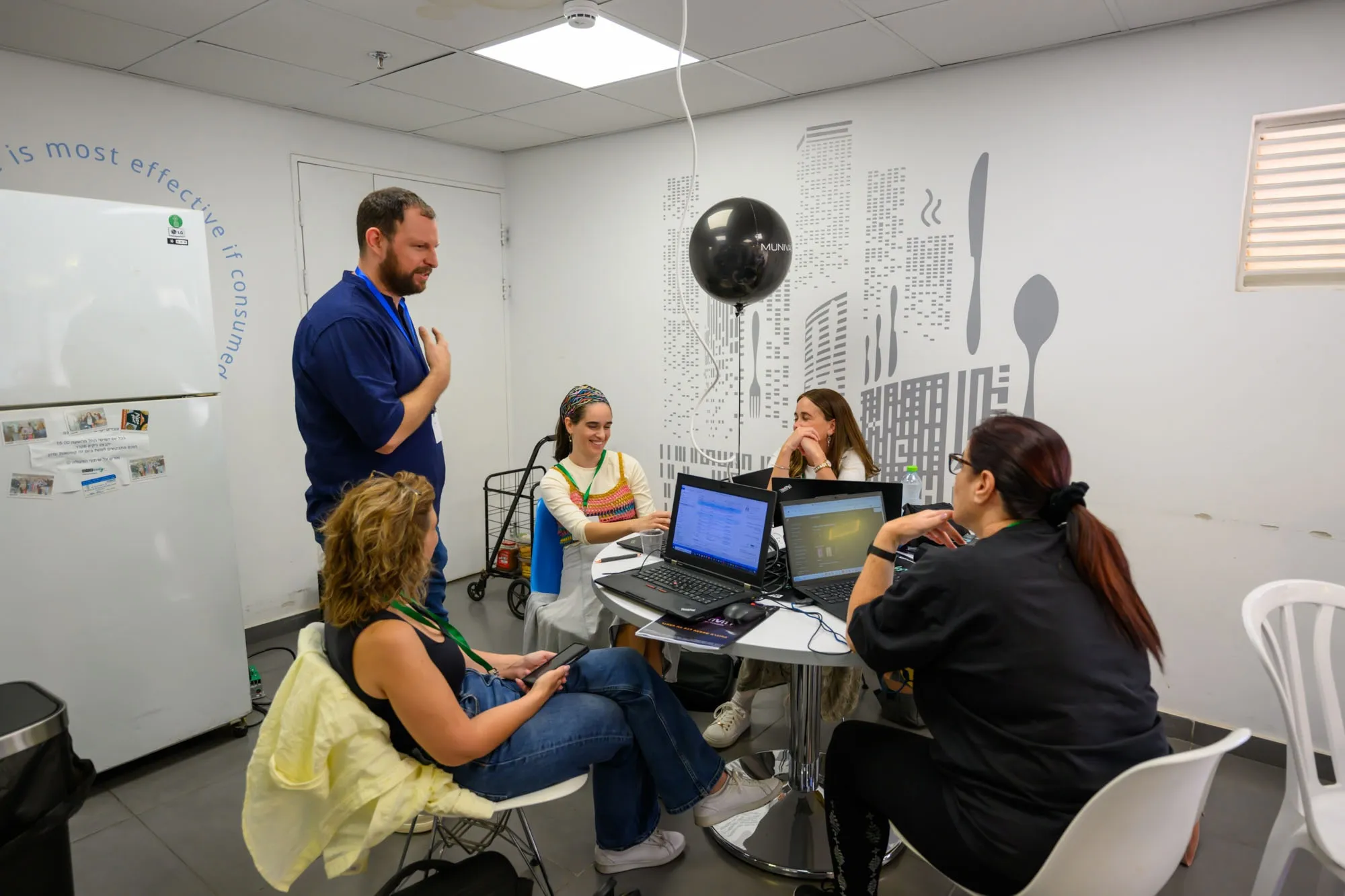 צוות מפתחים ומנהלים בהאקתון של Hands On AI